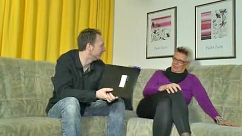 Deutsche Reife Hure lutscht einen Jungschwanz und wird dann hart gefickt - free porn video