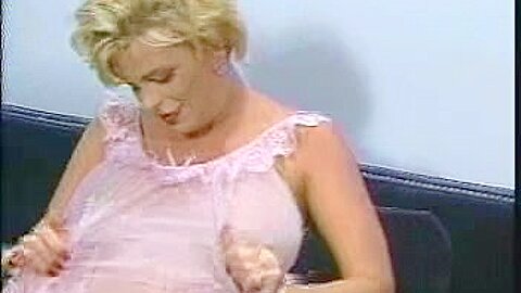 Schwangere blonde Mutter ist immer noch geil auf großen jungen Schwanz - free porn video