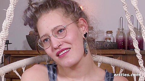 Die 24-jahrige Ines Steht Auf Fetischspiele Und Masturbiert Ausgiebig - free porn video