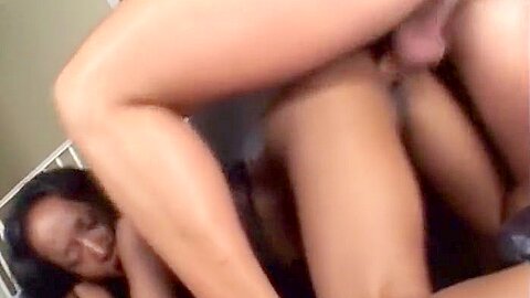 Stacey geilt op sex met flink geschapen blanke mannen. - free porn video