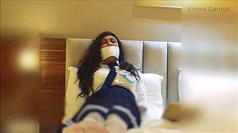 Schulmädchen in Bondage-Kampfszene - free porn video
