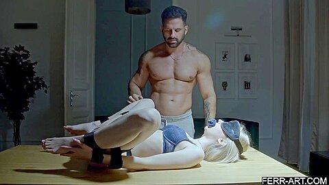 Behaarter Mann fickt Blondine im Bett - free porn video