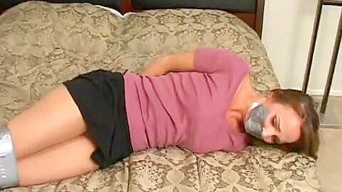 Brünette gefesselt und hart auf der Couch gevögelt - free porn video