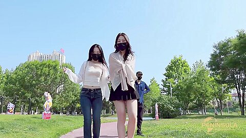 Outdoor-Bondage-Szene mit zwei Frauen, die gefesselt und geknebelt werden - free porn video