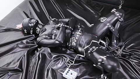 Vollkörperlackbondage mit Stimulation - free porn video