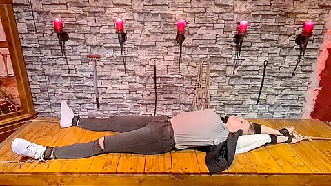 Fußkitzel-Bondage-Szene mit nackten Füßen - free porn video