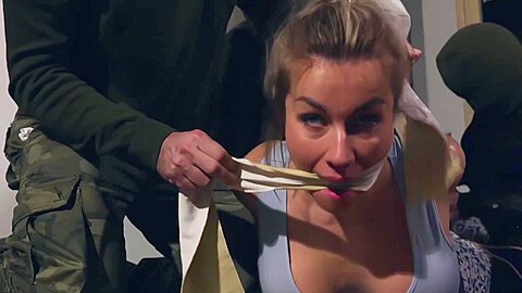 Brutaler Hausfriedensbruch *** Szene mit zwei Frauen - free porn video