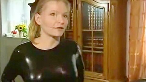 Blonde Frau im engen schwarzen Latex bekommt harten Doggystyle-Sex - free porn video