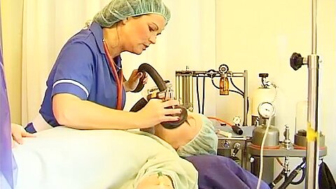 Chirurgische Pflegekraft bereitet Patient für Eingriff vor - free porn video