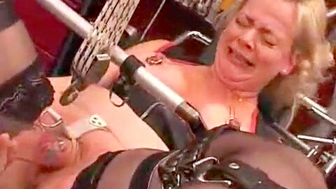Großer schwarzer Plug mit Metallring-Bondage - free porn video