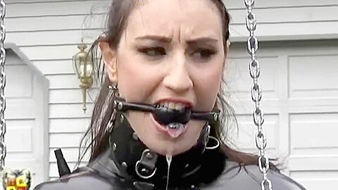 Amateur Brünette Bondage im Freien - free porn video