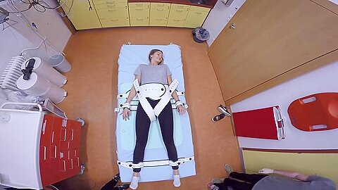 Medizinische Bondage-Szene mit gefesseltem Krankenpfleger - free porn video