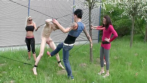 Gruppen-Femdom im Freien: Seilspiel-Szene - free porn video