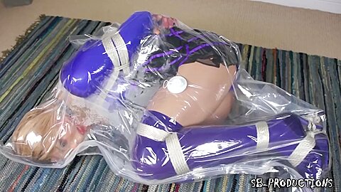 Enge lila Body mit Bondage-Szene und geknebelter Blondine - free porn video