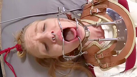 Blonde Frau mit Metallknebel und Vibrator elektrisiert - free porn video