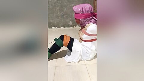 Amateurfrau in Bondage-Szene gefesselt - free porn video