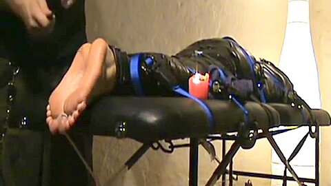 Fuß-*** mit heißem Eisen auf Bondage-Tisch - free porn video