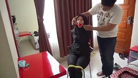 Amateur Bondage Szene mit geknebelter Frau in Fesseln - free porn video