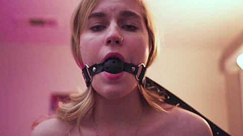 Blonde Frau gefesselt und von Vibratoren allein befriedigt - free porn video