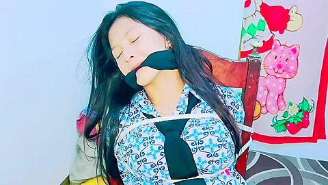 Asiatische Frau gefesselt und geknebelt in Bondage-Szene - free porn video