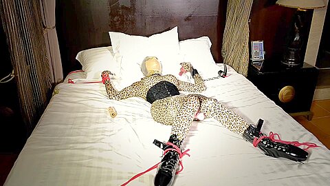 Leopardprint-Bondage-Szene mit Lederstiefel-Fetisch - free porn video