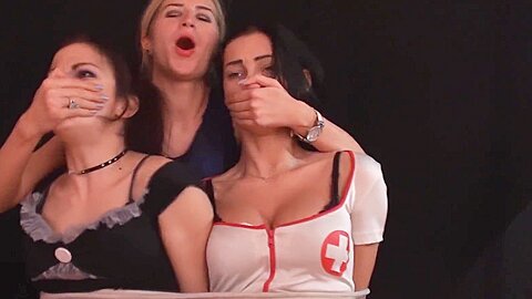 Blonde Dominatorin dominiert zwei gefesselte Frauen - free porn video