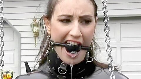Latex-Gefesselte Frau Im Engen Anzug Mit Ketten - free porn video