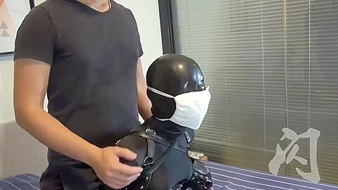 Latex-Dominanz mit Gasmasken-Atemkontrolle - free porn video