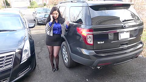 Amateur-Mädchen ficken im Kofferraum eines Autos im Freien - free porn video
