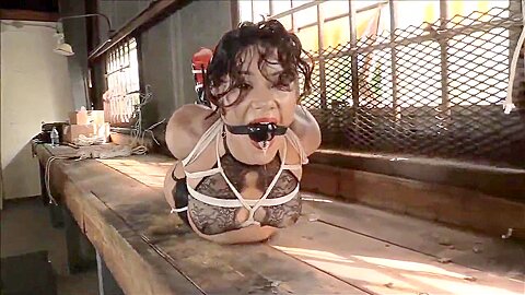 Enge schwarze Spitzenbodysuit-Seil-Bondage-Szene - free porn video