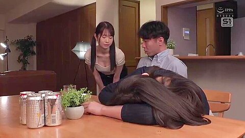 Japanische Schulmädchenuniform im Doggystyle-Fuck - free porn video