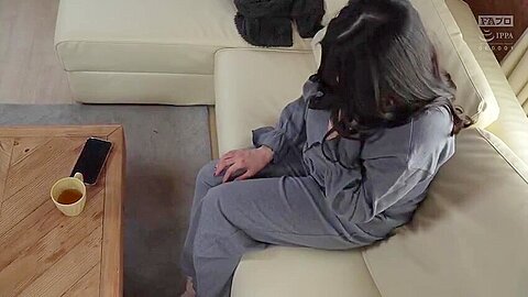 Brünette Frau nimmt große Schwänze im Büro-Szenario an - free porn video