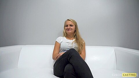 Blonde Frau reitet Schwanz im Doggy Style - free porn video
