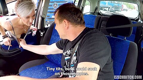 Blonde Paar im Auto im Doggystyle - free porn video