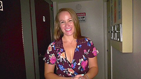Blonde Frau gibt intensiven Blowjob in Glory Hole Szene - free porn video