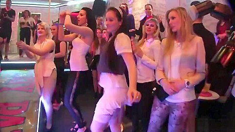 schweißige Partygirls ficken auf der Bühne Gruppenszene - free porn video