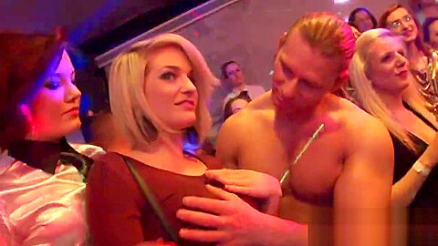 Öffentliche Gruppenorgie mit großen Ärschen und Hardcore-Geburtshilfe - free porn video