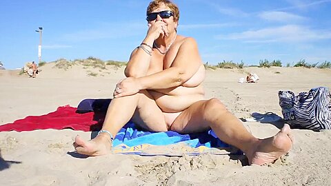 BBW Frau masturbiert an sonnigem Strand im Freien - free porn video