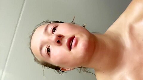 Horny woman masturbiert mit behaarter Pussy - free porn video