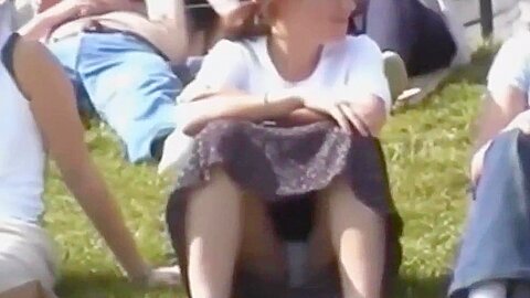 Amateur-Mädchen im Freien in kurzen Röcken - free porn video