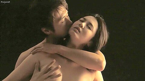 Koreanisches Paar Hardcore-Sex auf rotem Seidenbett - free porn video