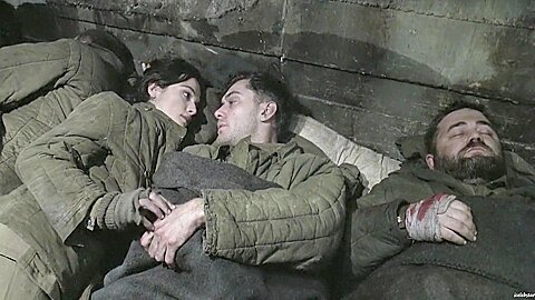 Rauer militärischer Gangbang auf kaltem Boden - free porn video