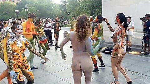 Outdoor Gruppenorgie mit farbbedeckten Tänzern - free porn video