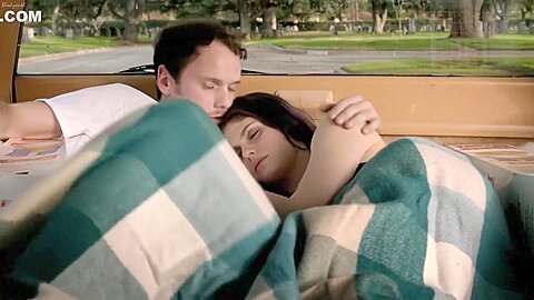 Paar hat intensiven Sex auf dem Rücksitz des Autos - free porn video