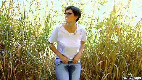 Outdoor Pee Party Girl Uriniert Unter Brücke - free porn video